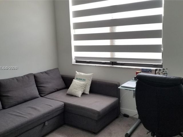 Дом в аренду по адресу 20945 NW 1st Dr 20945 - фото 7445438