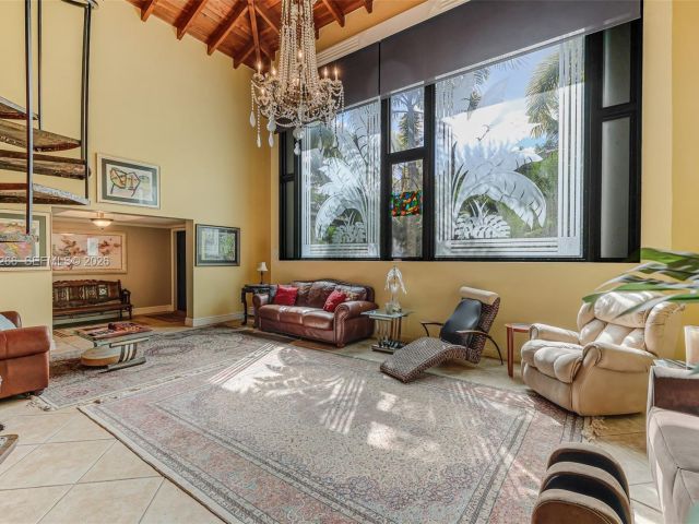 Продажа дома по адресу 18975 SW 224th St - фото 7443849