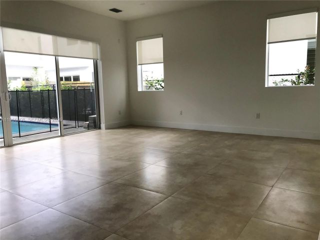 Дом в аренду по адресу 10055 NW 75th St - фото 7440124