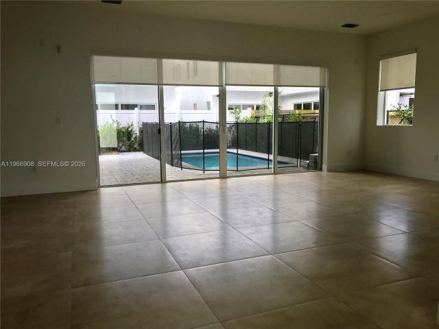 Дом в аренду по адресу 10055 NW 75th St - фото 7440125