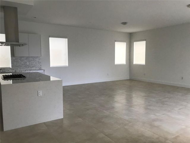 Дом в аренду по адресу 10055 NW 75th St - фото 7440126