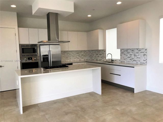 Дом в аренду по адресу 10055 NW 75th St - фото 7440127