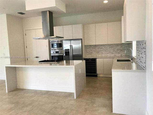 Дом в аренду по адресу 10055 NW 75th St - фото 7440128