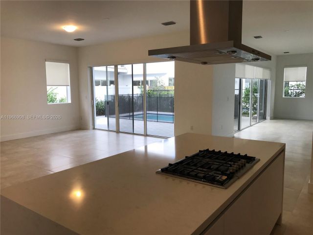 Дом в аренду по адресу 10055 NW 75th St - фото 7440129