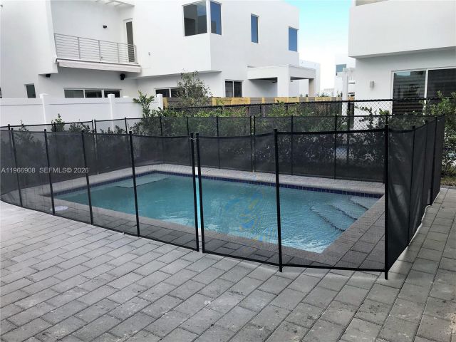 Дом в аренду по адресу 10055 NW 75th St - фото 7440130