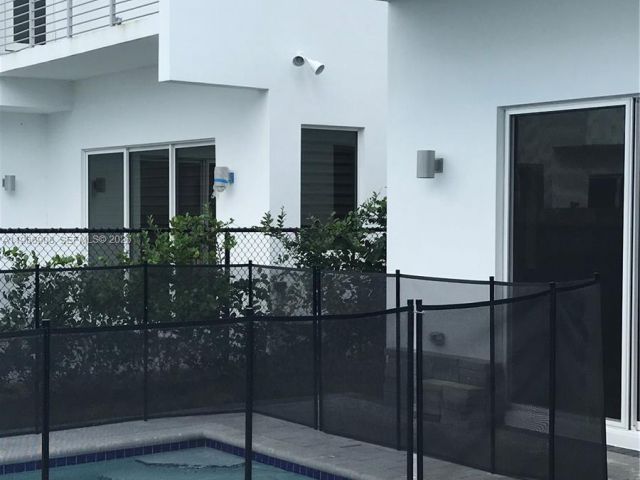 Дом в аренду по адресу 10055 NW 75th St - фото 7440131