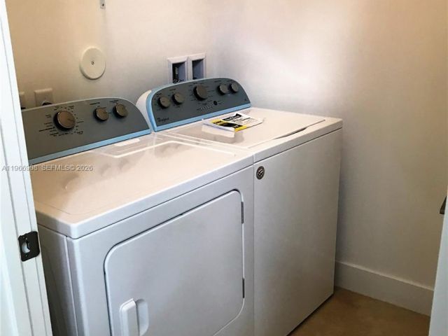 Дом в аренду по адресу 10055 NW 75th St - фото 7440133