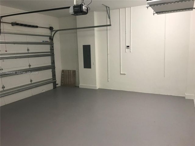 Дом в аренду по адресу 10055 NW 75th St - фото 7440135