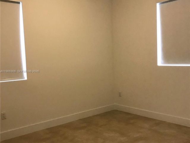 Дом в аренду по адресу 10055 NW 75th St - фото 7440136