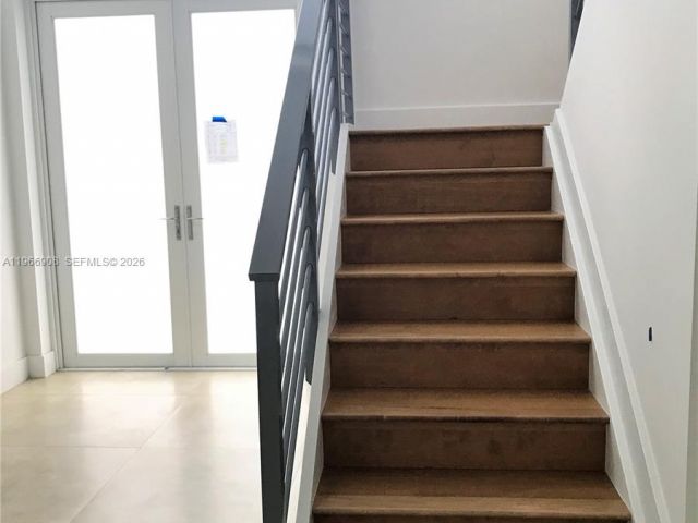 Дом в аренду по адресу 10055 NW 75th St - фото 7440139