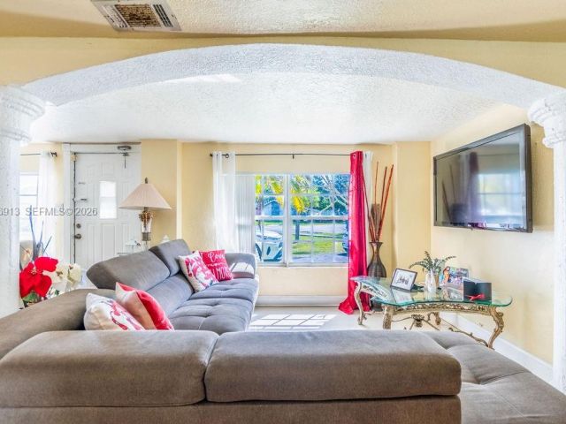 Продажа дома по адресу 6101 Flagler St - фото 7439954