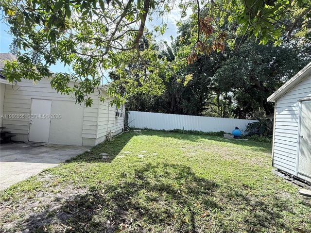 Дом в аренду по адресу 12680 NE 3rd Ave 12680 - фото 7475525