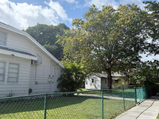 Дом в аренду по адресу 12680 NE 3rd Ave 12680 - фото 7475526