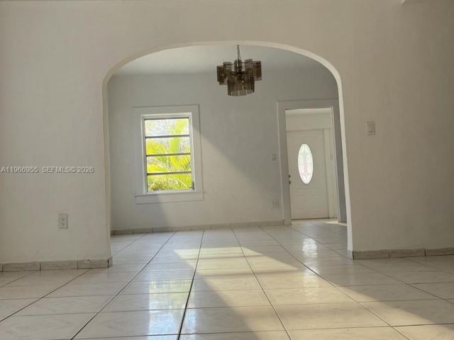 Дом в аренду по адресу 12680 NE 3rd Ave 12680 - фото 7475531