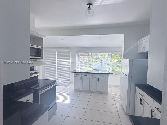 Дом в аренду по адресу 12680 NE 3rd Ave 12680 - фото 7475535