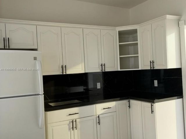 Дом в аренду по адресу 12680 NE 3rd Ave 12680 - фото 7475537