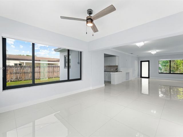 Продажа дома по адресу 1998 NE 180th St - фото 7440057