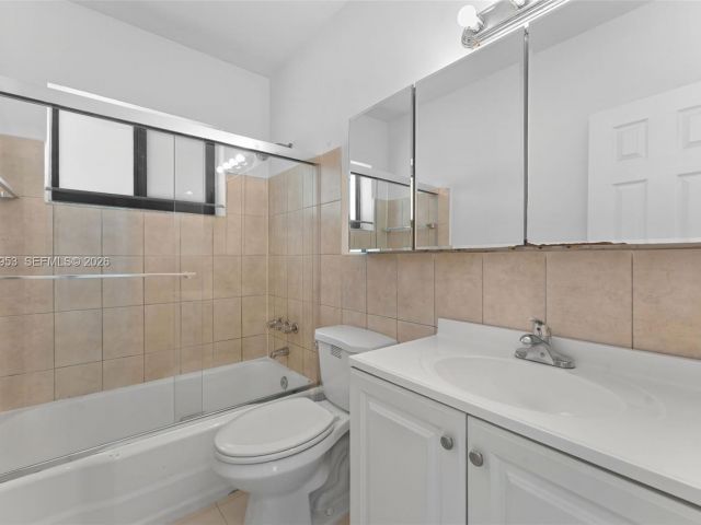 Продажа дома по адресу 1998 NE 180th St - фото 7440065