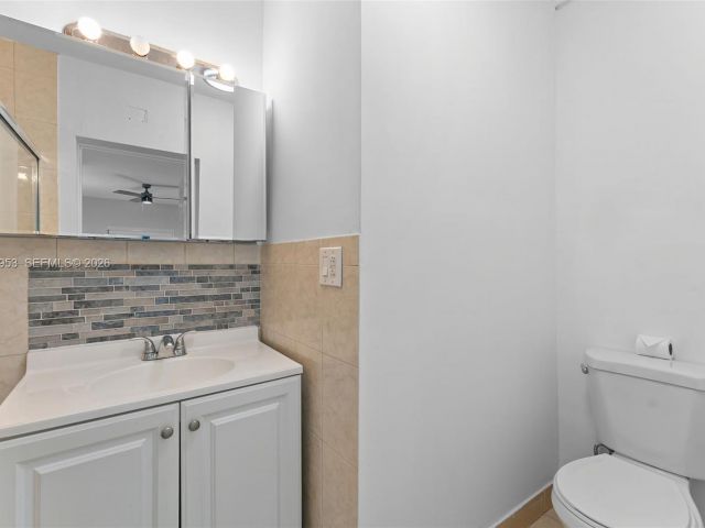 Продажа дома по адресу 1998 NE 180th St - фото 7440069