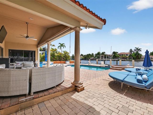 Продажа дома по адресу 317 S Riverside Dr - фото 7478722