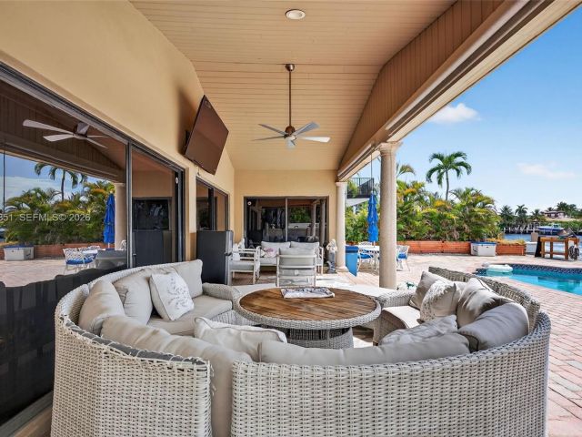 Продажа дома по адресу 317 S Riverside Dr - фото 7478723