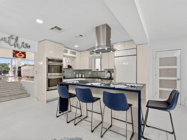 Продажа дома по адресу 317 S Riverside Dr - фото 7478724