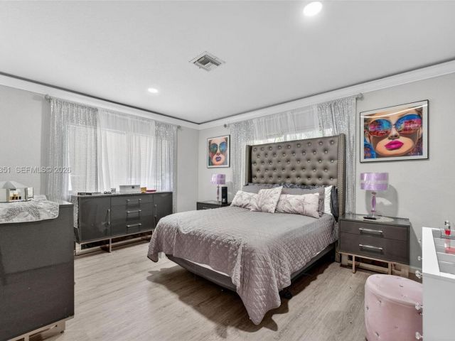 Продажа дома по адресу 317 S Riverside Dr - фото 7478725