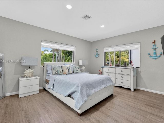 Продажа дома по адресу 317 S Riverside Dr - фото 7478726