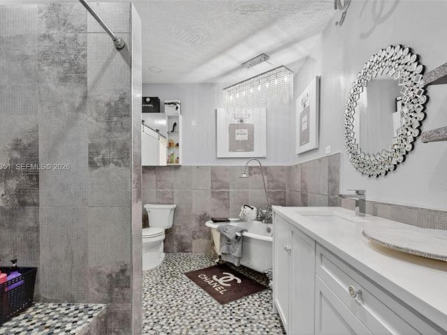 Продажа дома по адресу 317 S Riverside Dr - фото 7478727