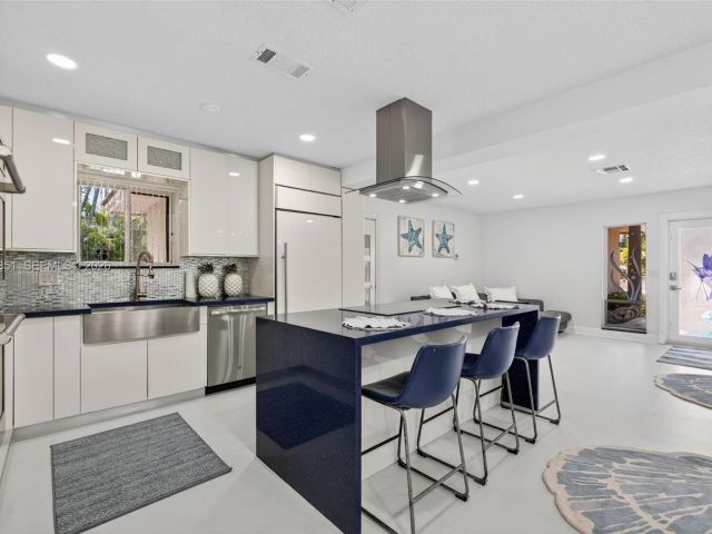 Продажа дома по адресу 317 S Riverside Dr - фото 7478728