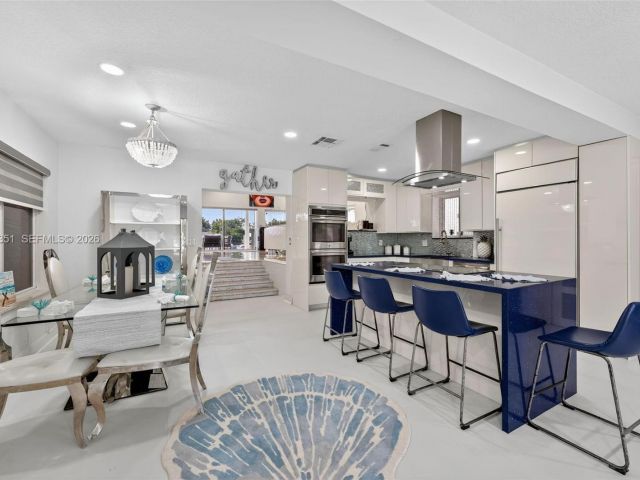 Продажа дома по адресу 317 S Riverside Dr - фото 7478729