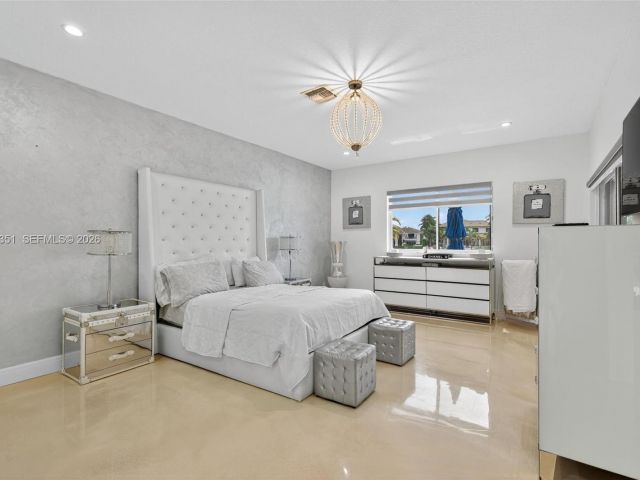 Продажа дома по адресу 317 S Riverside Dr - фото 7478730