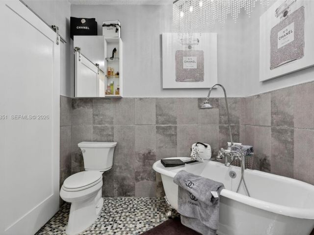 Продажа дома по адресу 317 S Riverside Dr - фото 7478732