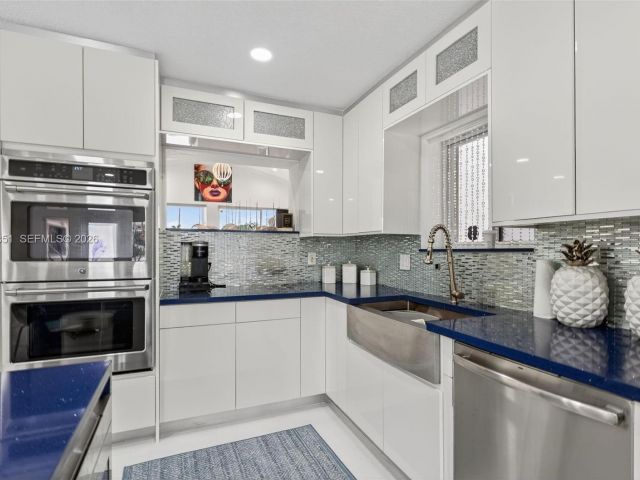 Продажа дома по адресу 317 S Riverside Dr - фото 7478733