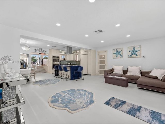 Продажа дома по адресу 317 S Riverside Dr - фото 7478734