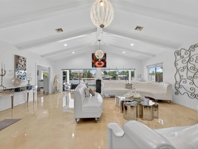 Продажа дома по адресу 317 S Riverside Dr - фото 7478735