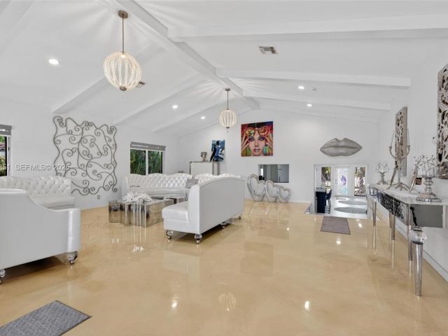 Продажа дома по адресу 317 S Riverside Dr - фото 7478736