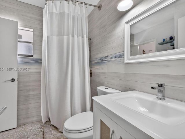 Продажа дома по адресу 317 S Riverside Dr - фото 7478737