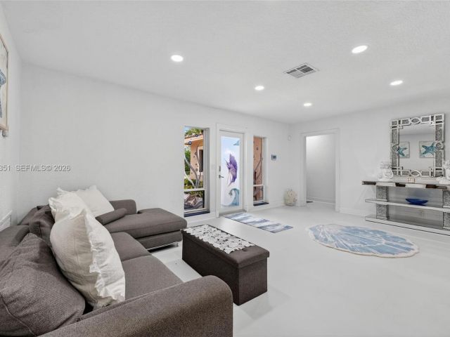 Продажа дома по адресу 317 S Riverside Dr - фото 7478740