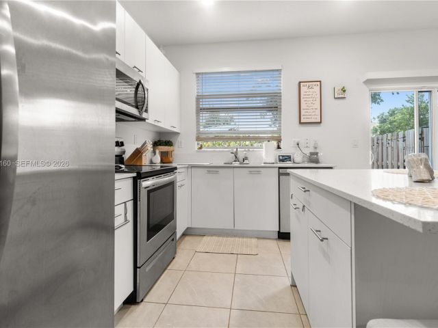 Продажа дома по адресу 12121 NW 23rd Ct - фото 7441473