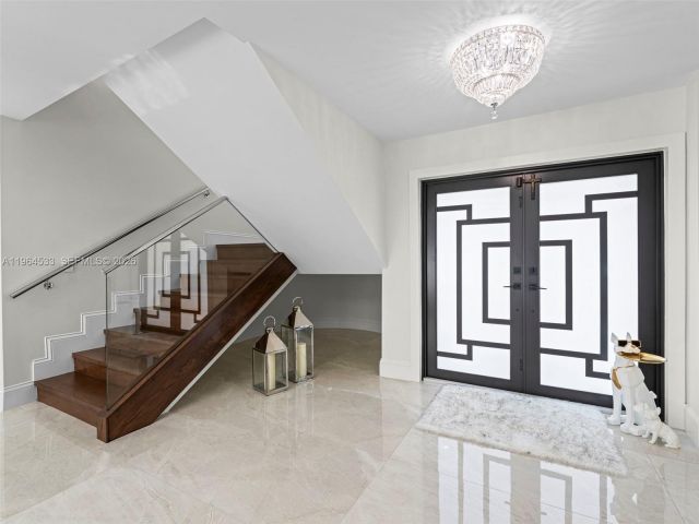 Продажа дома по адресу 6180 Pine Tree Dr - фото 7440337