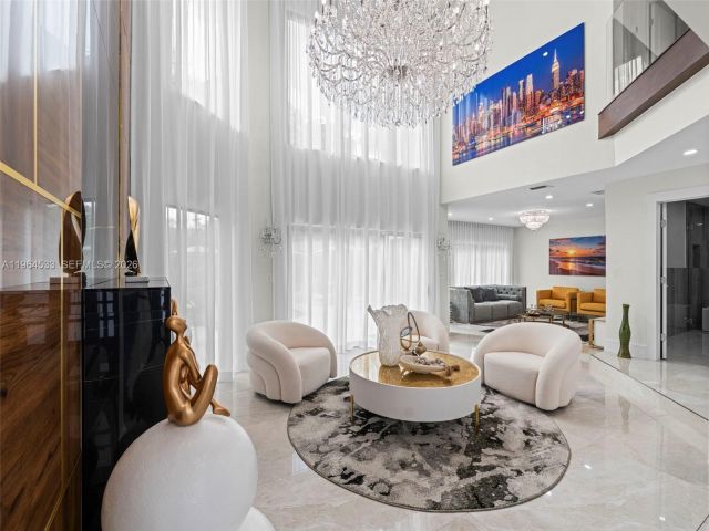 Продажа дома по адресу 6180 Pine Tree Dr - фото 7440338