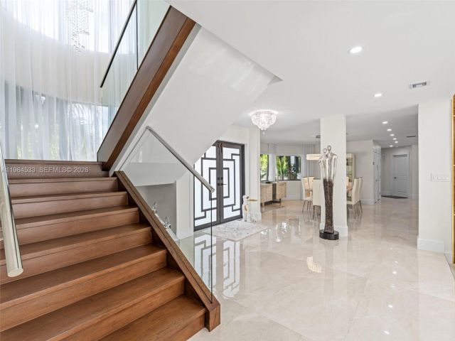 Продажа дома по адресу 6180 Pine Tree Dr - фото 7440341