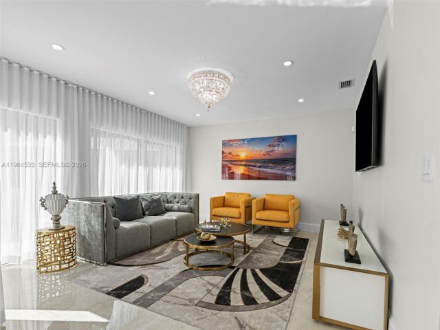 Продажа дома по адресу 6180 Pine Tree Dr - фото 7440342