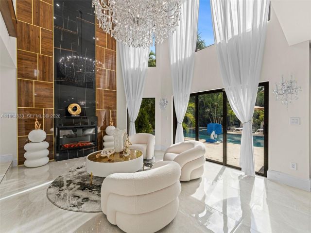 Продажа дома по адресу 6180 Pine Tree Dr - фото 7440345