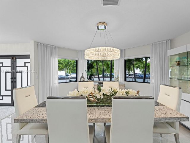 Продажа дома по адресу 6180 Pine Tree Dr - фото 7440350