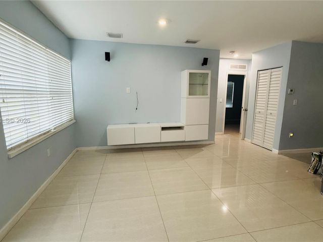 Дом в аренду по адресу 2318 Washington St - фото 7449248