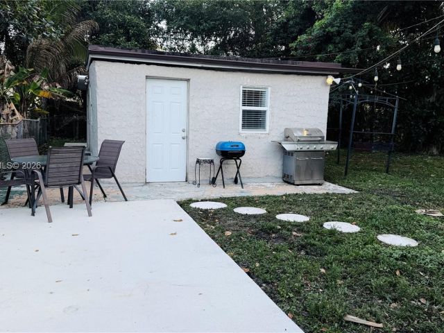 Дом в аренду по адресу 2318 Washington St - фото 7449261