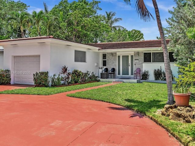 Продажа дома по адресу 9524 Byron Ave - фото 7442812