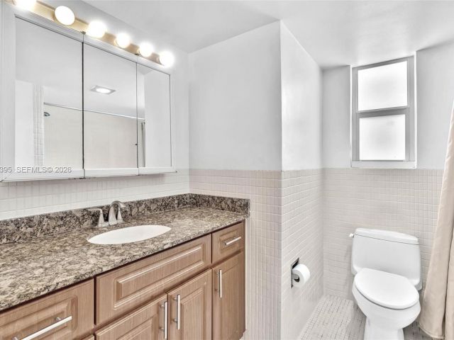 Продажа дома по адресу 9524 Byron Ave - фото 7442817